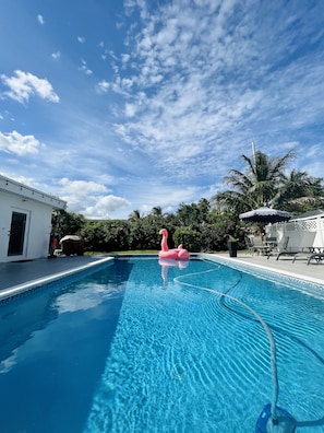 Beautiful and private LARGE pool.