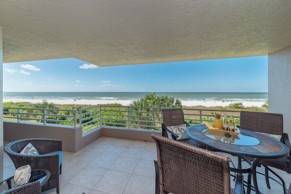 Picture yourself here with a cool beverage and warm Gulf breezes. Ahhhh...this is vacation!