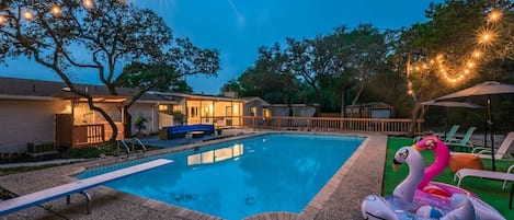 Beautiful oasis w/ complete privacy, sitting area, pool games & BBQ area for the best vacation in San Antonio!