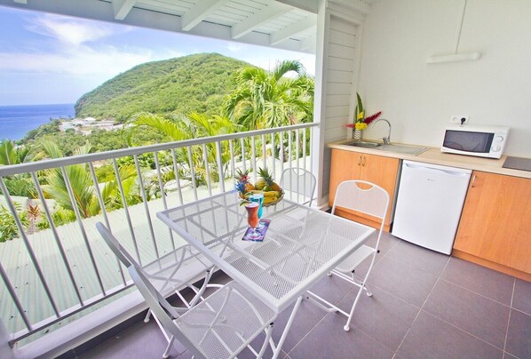 The terrace and the kitchenette of the Duplex Cacao Residence O Coeur de Deshaies