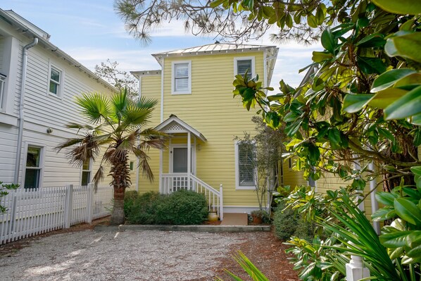 WELCOME TO MOONLIGHT HUG IN SEASIDE, FLORIDA!