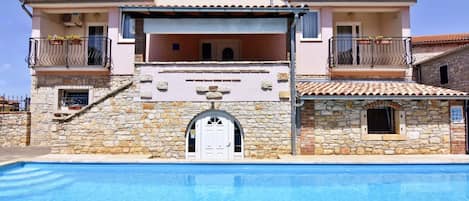 La casa Noemi con splendida piscina.