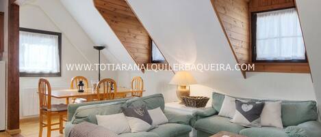 Salon Toran  Totiaran, appartement à Pleta de Tanau, Baqueira