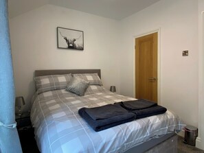 Comfy double bedroom with en-suite | Hidden Gem Cottage, Driffield