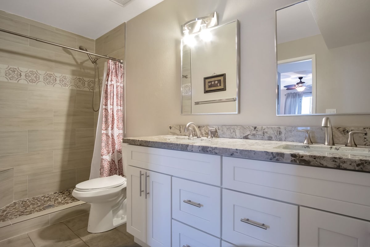 Beautiful CLEAN Townhome in Mesa – w/Heated Pool and RV Parking available!!