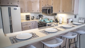 Fully appointed kitchen; 4 stools at bar