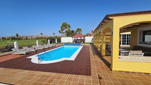 Large heated pool with pool entrance holder 