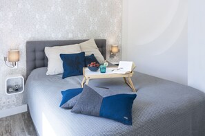 Schlafzimmer mit hochwertigem Boxspringbett