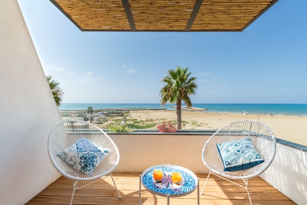Veranda with sea view