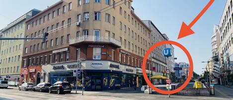 The apartment is within in this building near the subway station U1 Keplerplatz.