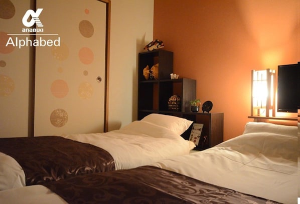 203 Vermillion wall directs Japanese modern space. Please lay your futon in tatami and take a good rest.
