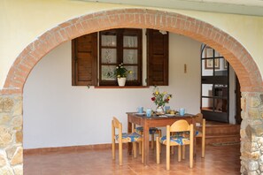 Balcony / Terrace / Patio, Building Exterior, Main Entrance, Summer