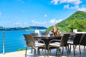 Outdoor dining in the sunshine.