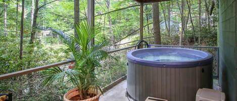 The hot tub at Stoney Brook Cottage