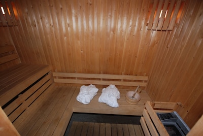EPI - 2 Bed En-suite Apartment with GYM, Sauna, Underground Parking