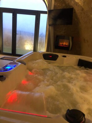 Indoor spa tub