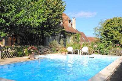 Muguette es una bonita casa de vacaciones con piscina privada vallada y jardín vallado.