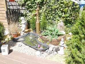 Garten mit kleinem Brunnen
