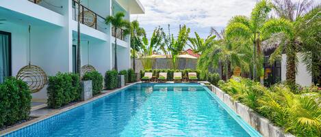 Swimming pool with lounge / sun beds
