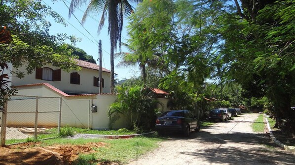 Rua e lateral da casa.