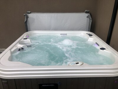 Licensed suite with hot tub near Summerhill Winery