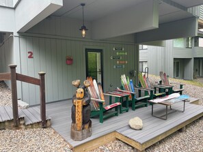 Sitting area to enjoy the sounding White Mountain Area at Lincoln NH