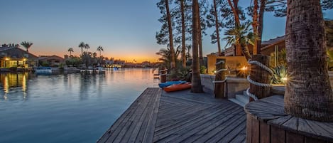 GILBERT LAKE TREASURE offers you spectacular sunsets on Val Vista Lakes, a one of a kind Gilbert neighborhood.