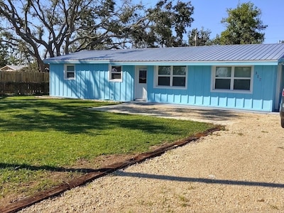 Pet Friendly Cottage-3 blocks from Beach New fenced yard.