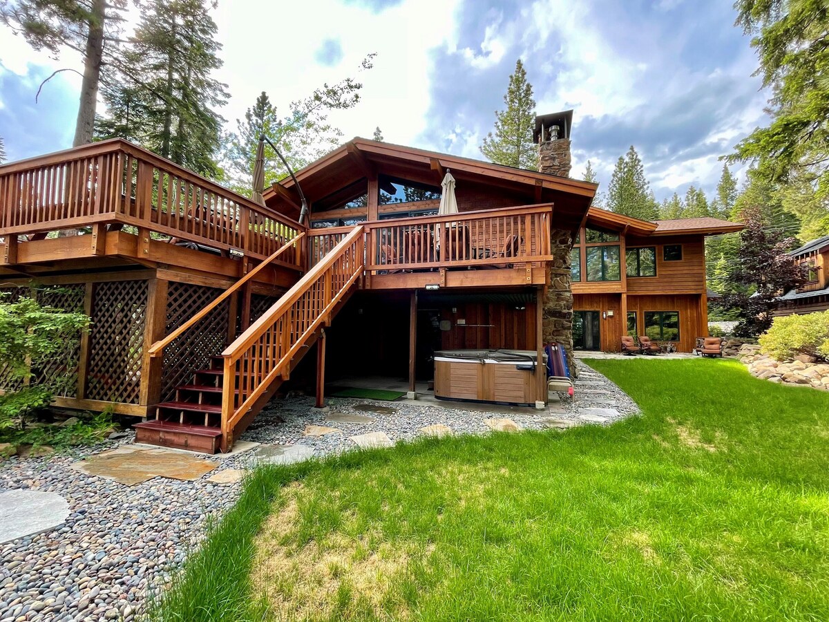 Gray Bear Lake View By Tahoe Getaways – 5 BR 5.5 Bath w Private Hot Tub and Lake Access