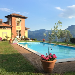 Splendid Liberty villa overlooking the lush green Tuscan valleys and mountains