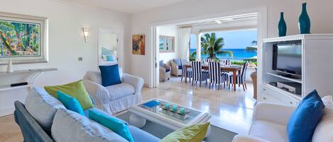 Schooner Bay 207 - Living area