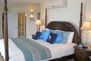 Sapphire Beach 201 - Fantastic Four-poster in master bedroom