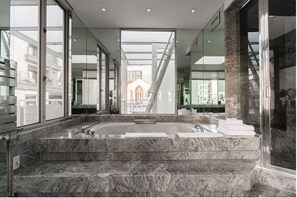 Balboa I. Master bathroom.