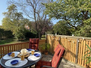 Einladende Terrasse mit schönem Gartenblick