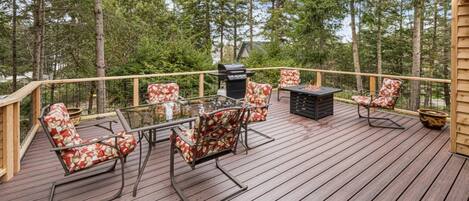 Expansive deck w/ firepit table and dining table seating for 6
