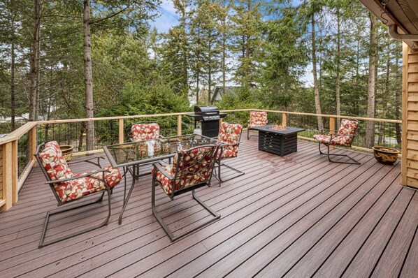 Expansive deck w/ firepit table and dining table seating for 6
