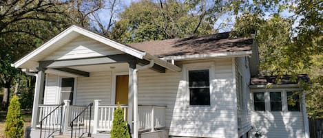 The front of our cute little bungalow.