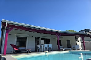 Ne rêvez plus de vos vacances, vivez-les !
Bungalow tout confort avec piscine.