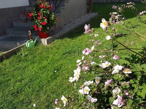 Gartenbereich vor dem Haus der Ferienwohnung Schwarz