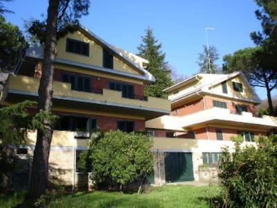 Villa mit Garten im malerischen Park mit Blick auf See Bracciano -Trevignano Romano Rom