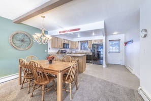 Dining Area - Seating for 6 guests around the dining table.