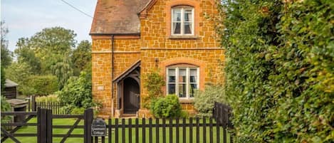 Coachman's Cottage: Parking for two cars on the driveway outside the cottage