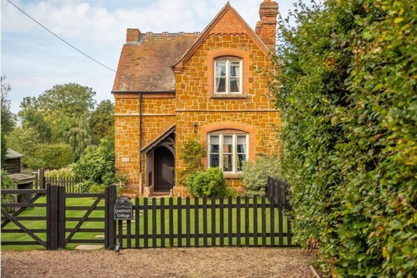 Coachman's Cottage, Old Hunstanton: Parking for two cars on the driveway outside the cottage