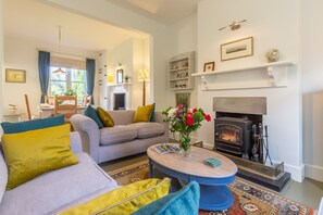 Coachman's Cottage, Old Hunstanton: Sitting room through to dining room