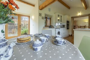 Prince's Barn, Neatishead: Breakfast table in the well-equipped kitchen