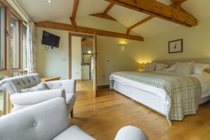 Prince's Barn, Neatishead: Master bedroom with super king zip-and-link bed which offers a twin bed option