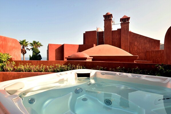 Rooftop jacuzzi 