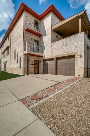 5100 - Front Door and Driveway