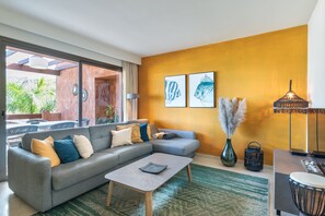 	Living room with cosy couch 