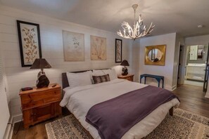 King Bed/En-suite Bath